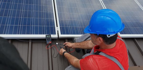 technician-solar-panels 