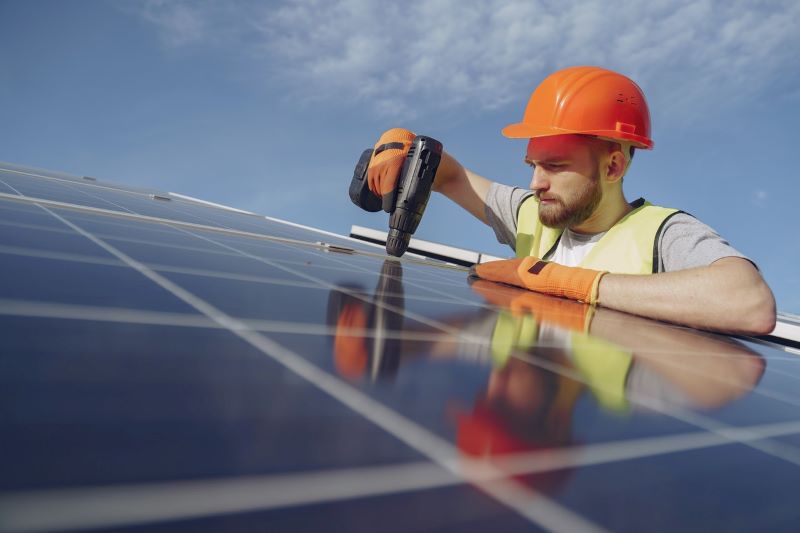 Worker-fitting-solar-panel 