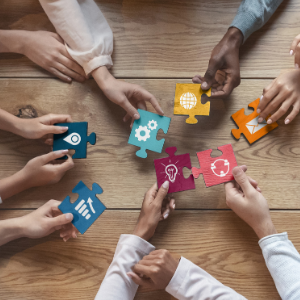 hands-holding-jigsaw-pieces